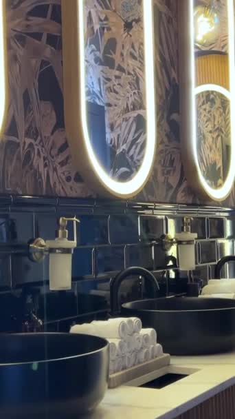Badkamer Ademt Een Luxe Sfeer Uit Met Zwarte Wastafels Ongerepte — Stockvideo
