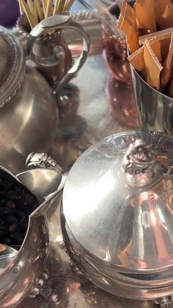 Срібний Чайний Кухоль Старовинна Колекція Вінтажних Окулярів Напоїв Крупним Планом — стокове відео