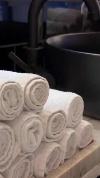 Łazienka Emanuje Atmosferą Luksusu Czarnymi Umywalkami Nieskazitelnymi Białymi Ręcznikami Asortymentem — Wideo stockowe
