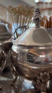  Gümüş çay kupası klasik Vintage Kalay Bardakları ve İçki Şat Koleksiyonu, Yakın çekim. Yüksek kalite 4k görüntü