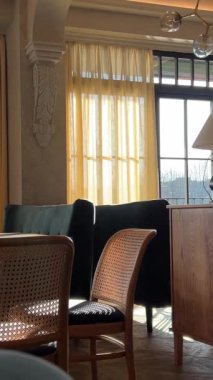 Bir restorandaki şenlik masasında yavaş çekim videosu güzel bir ışıklandırma ve kışın süslenmiş bir ağacın arka planına karşı. Yüksek kalite 4k görüntü