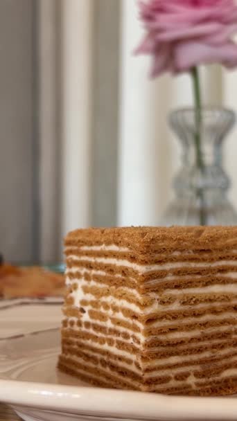 一个女人的小手把一块蛋糕放在盘子里 甜点的概念和配方 优质蜂蜜蛋糕 — 图库视频影像