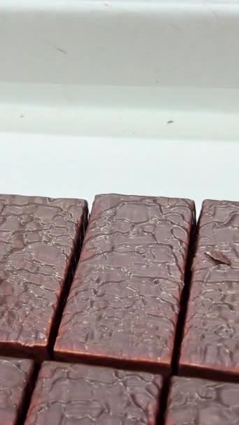 Γραμμή Παραγωγής Για Την Παραγωγή Σοκολάτας Γλυκά Καλυμμένα Σοκολάτα Γλυκά — Αρχείο Βίντεο