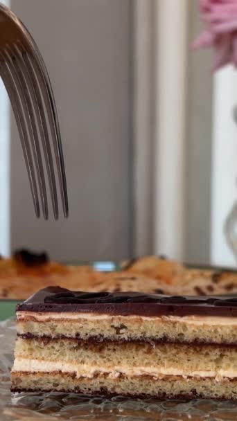 チョコレートケーキ クールドン マクロとスライドショット レトロホブが使用され ハレーション効果があります 高品質の4K映像 — ストック動画
