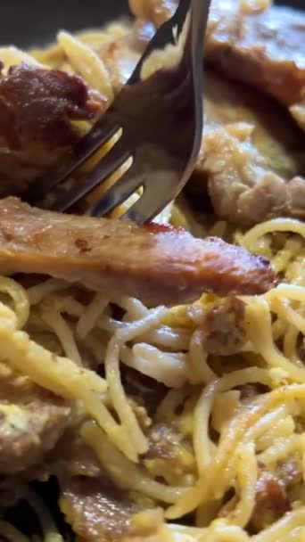 Vařím Špagety Tuňákem Rajčaty Jím Talíř Špaget Vysoce Kvalitní Záběry — Stock video