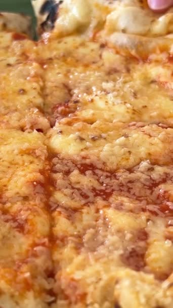 ストリートフード自家製マルゲリータピザ イタリアのおいしいピザフードパーティーシェア 自家製イタリアンフード ナポリのピザ マルゲリータ ガストバー ペッパーニ マルゲリータ — ストック動画