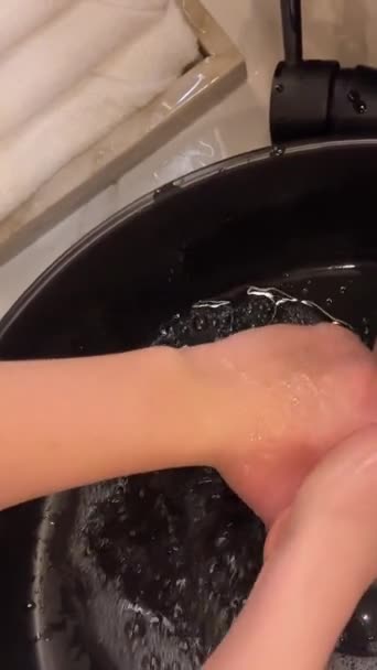 Pessoas Estão Lavando Mãos Com Sabão Espuma Água Limpa Lave — Vídeo de Stock