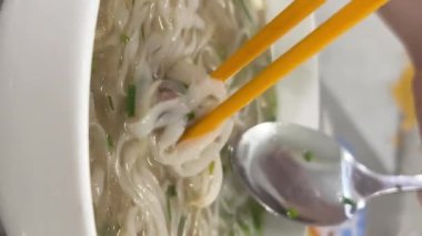 PHO BO Vietnamlı Biftek Çorbası. Vietnam 'da çorba sokak yemekleri yapmak. Yüksek kalite 4K görüntü.