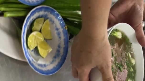 Pho Vietnamesiska Nötkött Nudelsoppa Göra Soppa Gatumat Vietnam Hög Kvalitet — Stockvideo