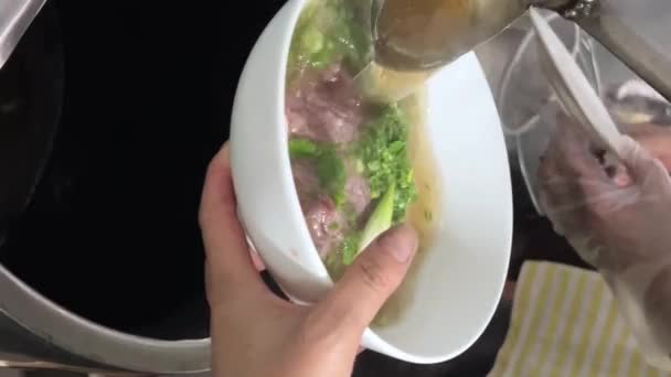 Pho Vietnamese Beef Noedel Soep Maken Van Soep Straat Voedsel — Stockvideo