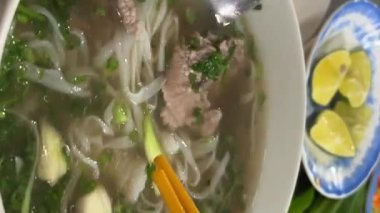 PHO BO Vietnamlı Biftek Çorbası. Vietnam 'da çorba sokak yemekleri yapmak. Yüksek kalite 4K görüntü.