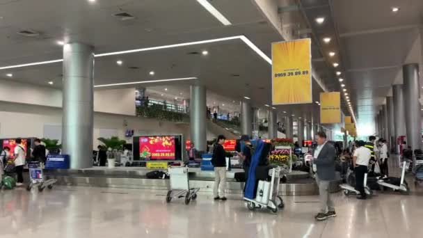 大都市の旅行者の人生を待っている荷物を拾う空港の場所 暖かい国ホーチミン市ベトナムへの休暇に到着 2024 — ストック動画