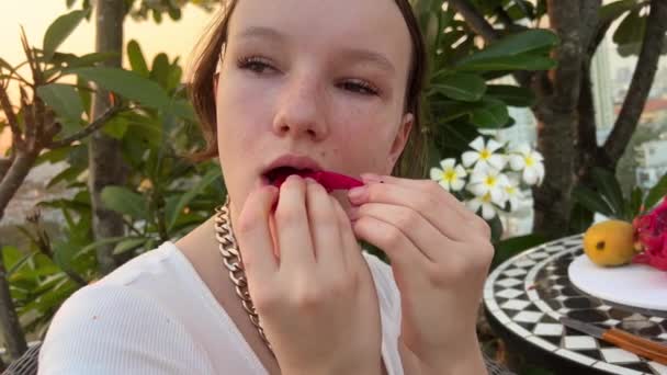 Chica Come Felizmente Fruta Vietnamita Pattaya Dragón Corazón Dragon Fruit — Vídeos de Stock