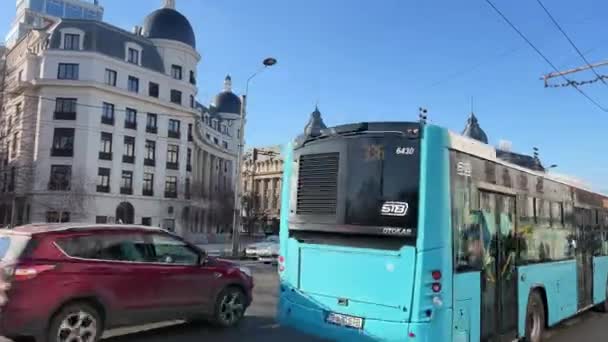 同じバスステーションでロマニアのバスが運行しており 日中は通勤者がほとんどいない 高品質の4K映像 — ストック動画