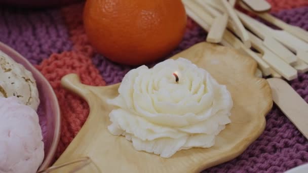 Frau Macht Kerzen Hause Großaufnahme Von Weiblichen Händen Die Gelbes — Stockvideo