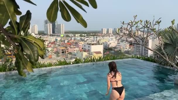 라이프 스타일 수영장에서 여자의 비디오 라이프 스타일과 호치민시 베트남 호텔의 — 비디오
