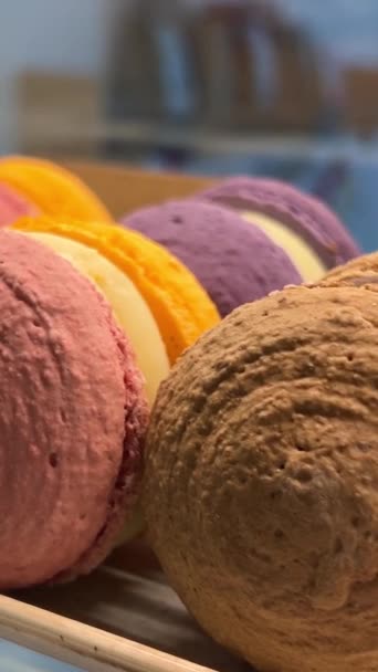 Macaron Français Doux Coloré Copie Espace Gâteaux Rangée Sur Café — Video