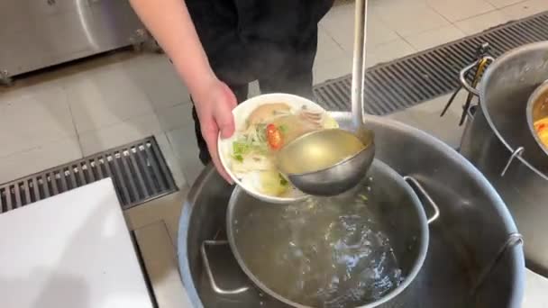 Een Jong Meisje Eet Heerlijke Pho Soep Met Kip Vietnam — Stockvideo