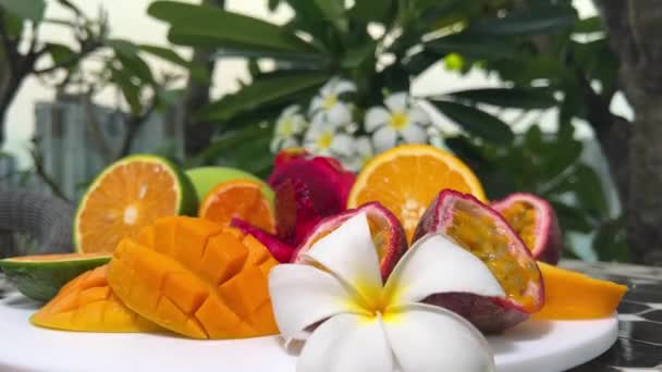 Egzotikus Gyümölcsök Asztalon Karambola Sárkánygyümölcs Papaya Mangó Mangosztán Longan Golgotavirág — Stock videók
