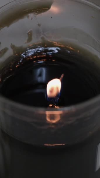 Wanita Membuat Lilin Rumah Menutup Tangan Perempuan Menuangkan Lilin Cair — Stok Video