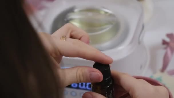 Жінка Робить Свічки Вдома Крупним Планом Жіночі Руки Наливають Жовтий — стокове відео
