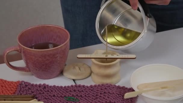집에서 양초를 만드는 팬에서 실리콘 금형에 왁스를 클로즈업 고품질 베타일 — 비디오