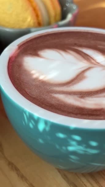 Varm Chokladmjölk Hälls Kopp Kaffe Makaron Slow Motion Kakaomaroner — Stockvideo
