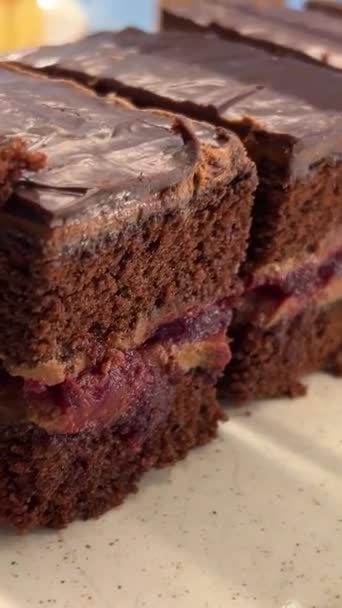 Gâteau Brownie Sur Une Assiette Bois Dessert Chocolat Images Haute — Video