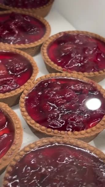 Tarte Aux Baies Rouge Brillant Servir Dans Boulangerie Images Haute — Video