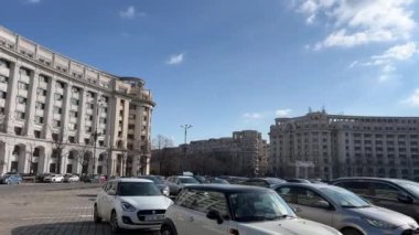 Romanya 'nın Bükreş Kışı şehir merkezindeki eğlence merkezlerinin etrafında yürüyor. İdari binalar mimarisi. Büyük bir Avrupa şehrinin klip geçmişi için video seti. Kültürel anıtlar. nehir