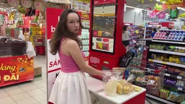 Dívka Dělá Nákupy Obchoďáku Chi Minh City Koupit Potraviny Zaplatit — Stock video