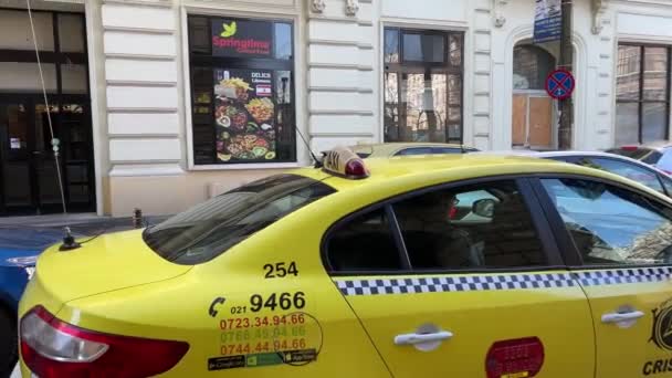 Nagyszerű Panoráma Emberek Járdán Mellett Taxi Sárga Taxi Állomás Nyári — Stock videók