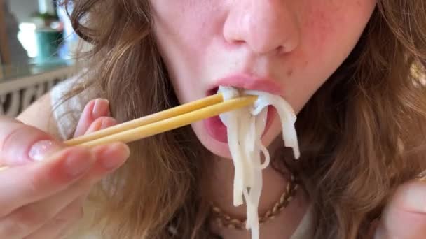 Ung Flicka Äter Läcker Pho Soppa Med Kyckling Vietnam Köpcentret — Stockvideo