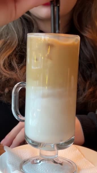 Piękne Szklanki Kawą Dużą Pianką Kawiarni Stole Wysokiej Jakości Materiał — Wideo stockowe