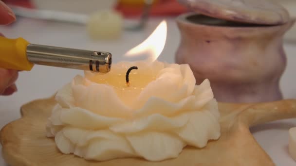 Запальничка Запалює Свічку Запалює Свічку Новорічною Прикрасою Будинку Концепцією Ароматерапії — стокове відео