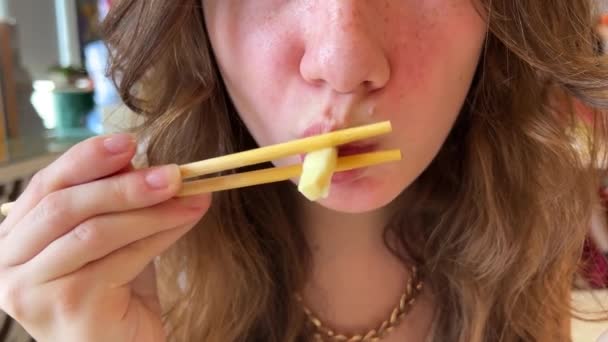 Una Giovane Ragazza Mangia Deliziosa Zuppa Pho Con Pollo Vietnam — Video Stock