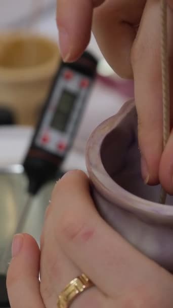 Gyertyákat Gyárt Otthon Közelről Látja Ahogy Női Kezek Sárga Folyékony — Stock videók
