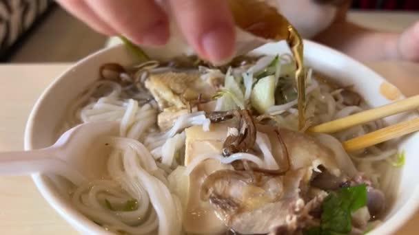 Una Joven Come Deliciosa Sopa Pho Con Pollo Vietnam Centro — Vídeos de Stock