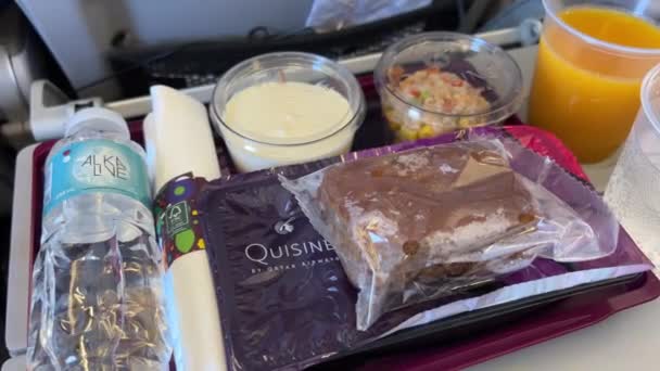 Uçakta Dağıtırken Yakın Çekim Uçan Insanlar Patates Yiyor Meyveli Kek — Stok video