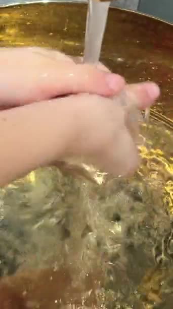 4K视频 白人妇女用金黄色金属水池中的天然柠檬肥皂洗手 豪华浴室 卫生视频 洗手用的金盆 — 图库视频影像