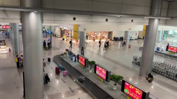 Miejsce Lotnisku Odebrać Bagaż Czeka Ludzi Życie Dużych Podróżnych Miasta — Wideo stockowe