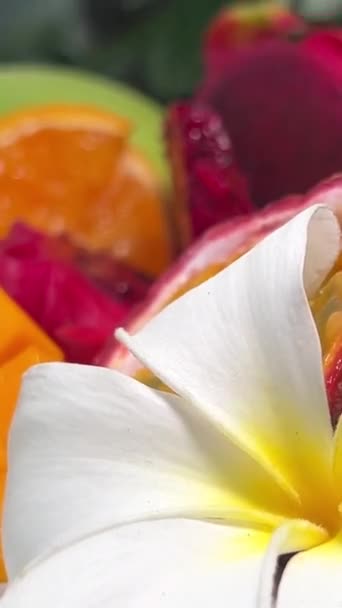 테이블에 이국적인 Carambola 파파야 Longan의 조각으로 자르는 과일은 자전합니다 베트남의 — 비디오