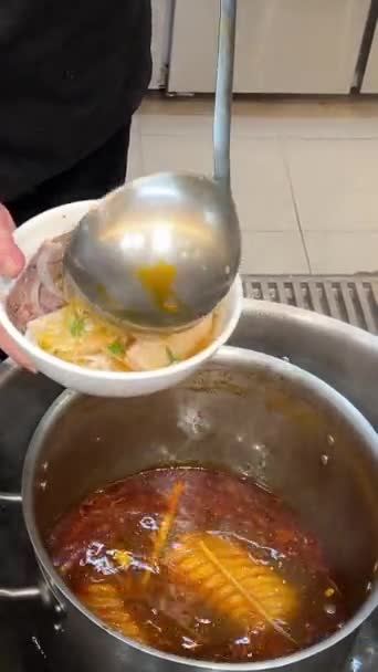 Tuang Sup Vietnam Tangan Menuangkan Kaldu Dalam Mangkuk Pho — Stok Video