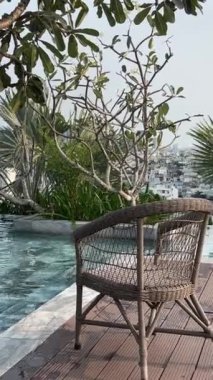 İki güneşli yataklı, havuzlu ve tropikal yeşillikli tatil köşkü. Bilardo Teraslarındaki Salon Bekleme Salonlu Modern Otel. Sıcak Yaz Gününde Boş Güneş Yatağı Yüzme Havuzu Bölgesi. 