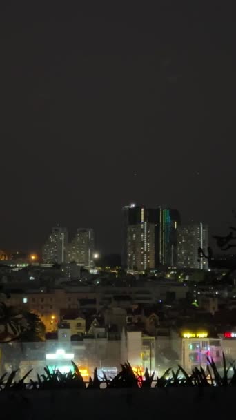 ホーチミン市の夜市のホテルの屋根にプール ベトナムの美しい高層ビルの輝く窓に暗いライト 新しい地区 — ストック動画