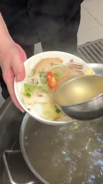 Uma Jovem Come Deliciosa Sopa Pho Com Frango Vietnã Shopping — Vídeo de Stock