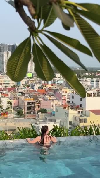 Çatıda Yüzen Seyahat Eden Kadının Yavaş Çekim Yaşam Tarzı Videosu — Stok video