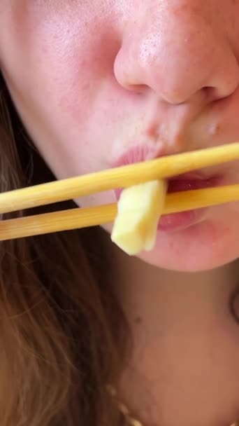 Una Giovane Ragazza Mangia Deliziosa Zuppa Pho Con Pollo Vietnam — Video Stock