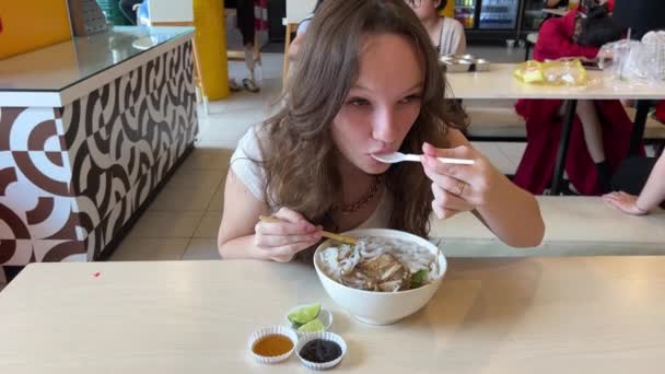Una Joven Come Deliciosa Sopa Pho Con Pollo Vietnam Centro — Vídeos de Stock