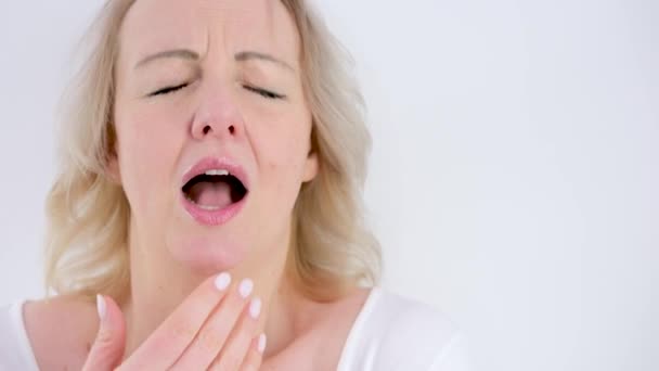 Powolny Ruch Sezonowe Alergia Zimno Suche Powietrze Zbliżenie Kobieta Kicha — Wideo stockowe